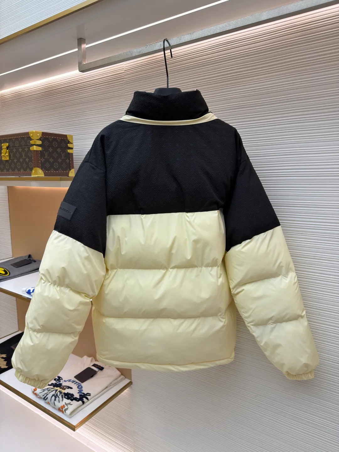 LOUIS VUITTON Positioned Pattern Belted Down Jacket ●Original version: Purchased and developed by 26829 ●Item No.: 1682101-D30 ●Fabric: White duck down fabric ●Technology: Mechanical down filling ●Color: Black and white color matching ●Type: Fitted version ●Weight: about 1105 grams ●Size: S-M-L-XL ●Description: This practical jacket combines temperature and style. The body is made of two fabrics of close tones, and the yoke and hood are made of Mini Monogram embossed material. The detachable hood is cleverly stored on the collar and sleeve sides, embellished with logo silicone patches and Ecodown© filling, which is lightweight and warm. Fabric 1: 92% nylon, 8% spandex; Fabric 2: 90% nylon, 10% spandex; Lining 1: 92% nylon, 8% spandex; Lining 2: 100% polyester Filling: 100% polyester; Trims excluded; detachable hood with ripstop yoke and embossed logo on hood, drawstring hem filled with 100% Ecodown© recycled polyester for easy care and lightweight texture, warmth and insulation. The overall wiring is straight and delicate, the fabric is comfortable and soft, and the color is consistent without color difference. It can be matched with the same style to create a fashionable look and control various occasions. Customized accessories, complete with three standards, same style for men and women!